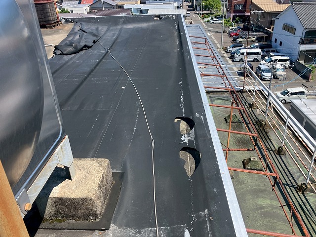 屋上に黒いシート